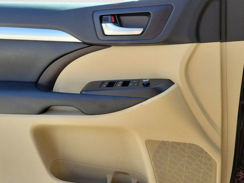 Used 2019 Toyota Highlander XLE image 16