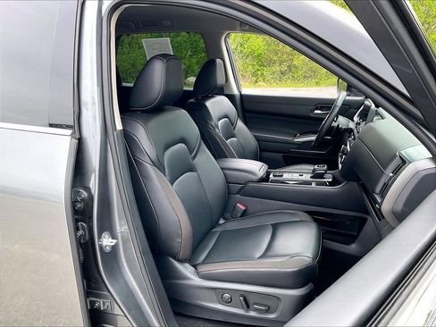 Used 2024 Nissan Pathfinder SL AWD/4WD image 10