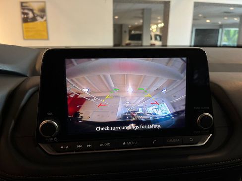 Used 2025 Nissan Rogue SV FWD image 25