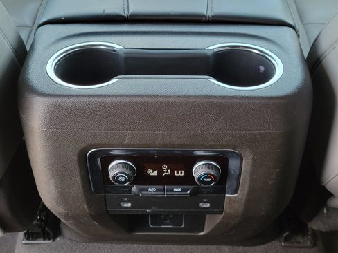 Used 2024 Chevrolet Suburban LT RWD image 16