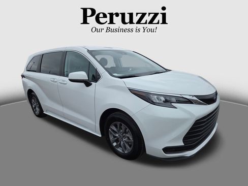 Certified 2024 Toyota Sienna LE image 1