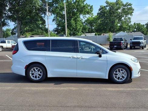 Used 2025 Chrysler Pacifica Select FWD image 2