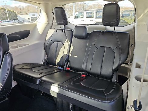 Used 2024 Chrysler Pacifica Touring-L image 10