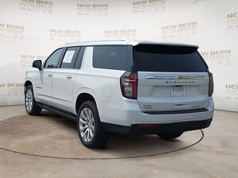 Used 2021 Chevrolet Suburban Premier w/ Premium Package AWD/4WD image 3