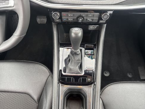 Used 2024 Jeep Compass Latitude image 17