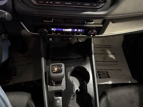 Certified 2025 Nissan Rogue SV image 25