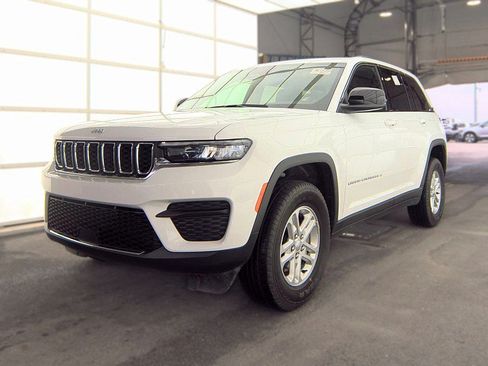 Used 2025 Jeep Grand Cherokee Laredo w/ Luxury Tech Group I AWD/4WD image 1