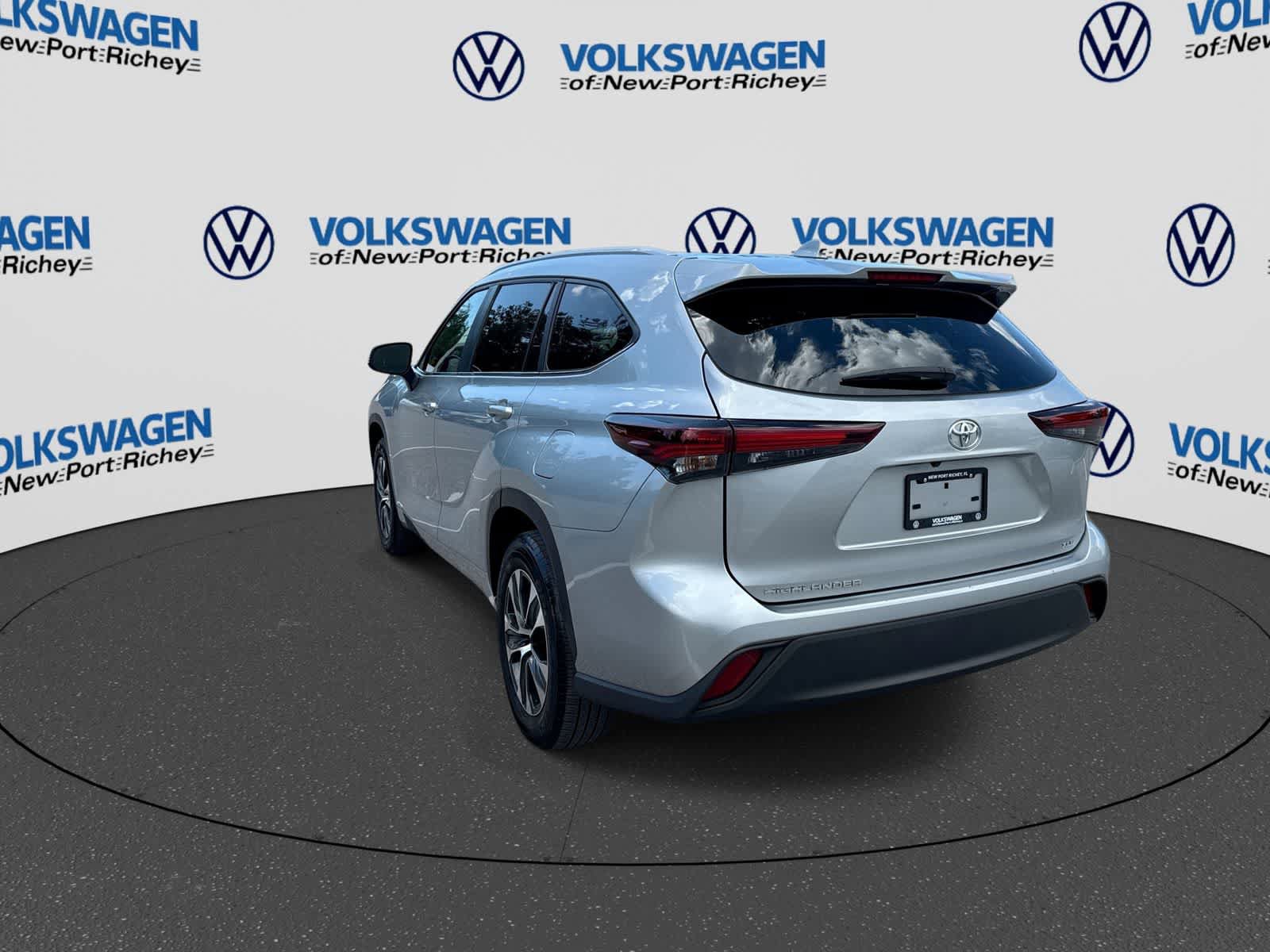 Used 2025 Toyota Highlander XLE FWD image 12