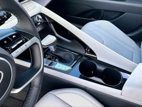 Certified 2025 Hyundai Elantra Limited FWD image 15