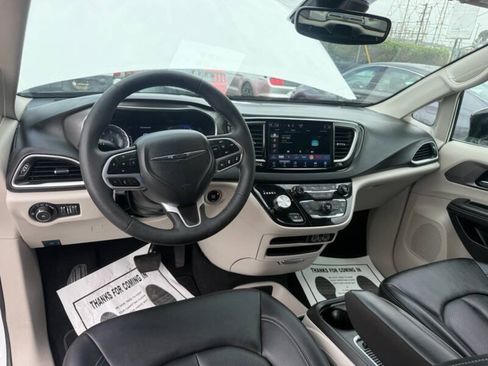 Used 2024 Chrysler Pacifica Touring-L FWD image 19