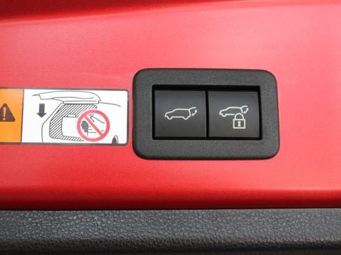 Used 2025 Toyota Corolla Cross XLE FWD image 33