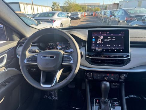 Used 2025 Jeep Compass Limited image 34