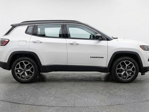 Used 2025 Jeep Compass Limited image 11