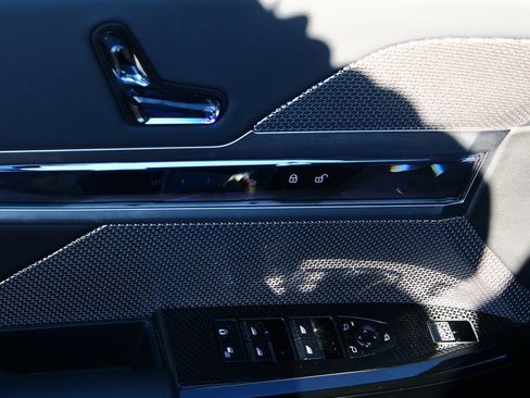 Used 2025 BMW 760i xDrive w/ Executive Package image 12