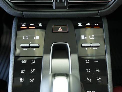 Certified 2025 Porsche Macan AWD/4WD image 21