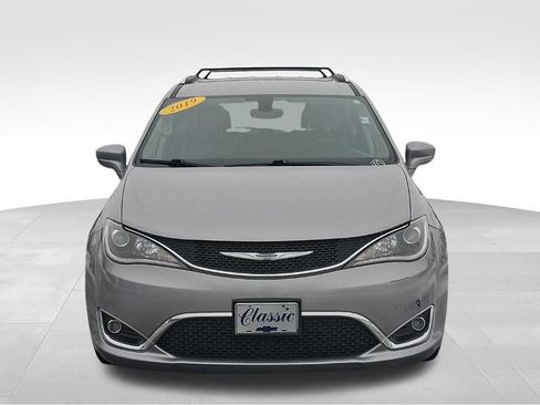 Used 2019 Chrysler Pacifica Touring-L image 2