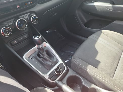 Used 2023 Hyundai Venue SEL FWD image 22