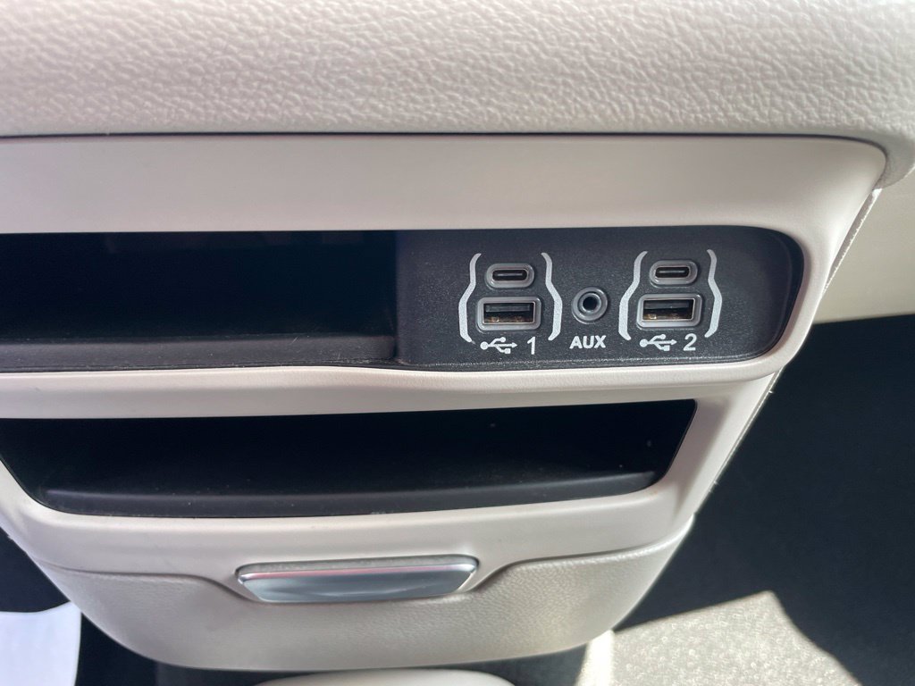Used 2024 Chrysler Pacifica Touring-L FWD image 19