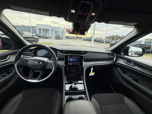 New 2025 Jeep Grand Cherokee Laredo image 12