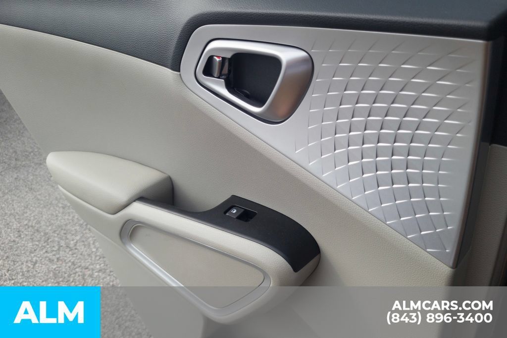 Used 2025 Kia Soul LX w/ LX Technology Package FWD image 22
