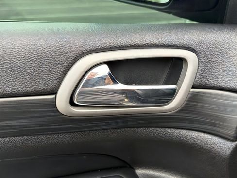 Used 2020 Jeep Grand Cherokee Altitude image 17