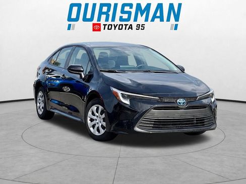 Used 2025 Toyota Corolla LE w/ Convenience Package FWD image 1