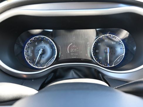 Used 2024 Chrysler Pacifica Touring-L FWD image 11