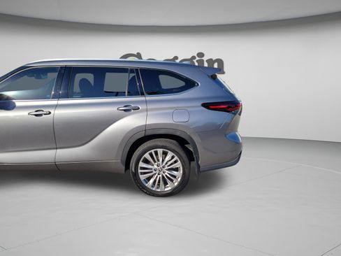 Certified 2025 Toyota Highlander Platinum AWD/4WD image 35