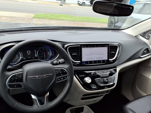 Used 2023 Chrysler Pacifica Touring-L FWD image 7