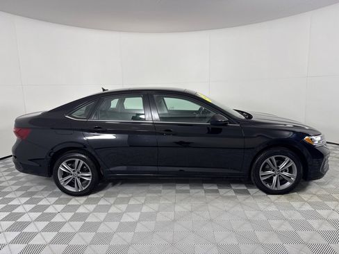 Used 2024 Volkswagen Jetta SE image 4