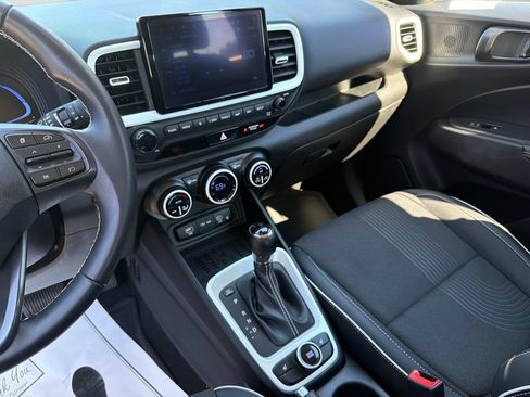 Used 2025 Hyundai Venue Limited FWD image 27