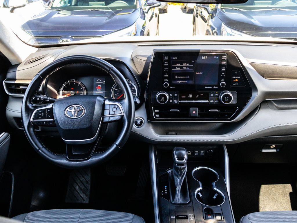 Used 2022 Toyota Highlander LE FWD image 18