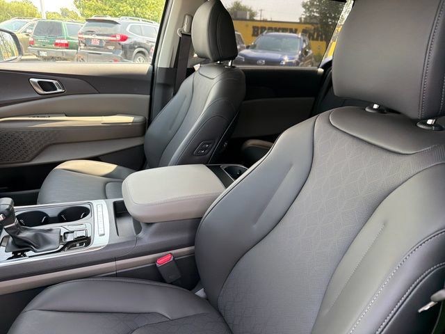 New 2026 Kia Carnival EX FWD image 17