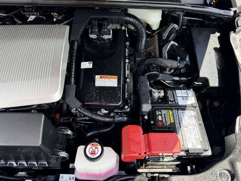 Used 2021 Toyota Prius XLE FWD image 13