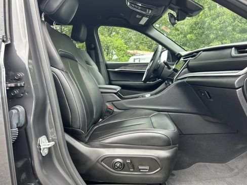 Used 2025 Jeep Grand Cherokee Limited AWD/4WD image 19