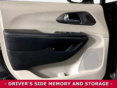 Used 2022 Chrysler Pacifica Touring-L w/ Uconnect Theater Family Group FWD image 20