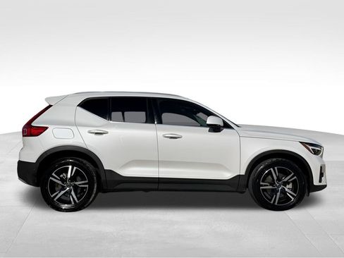 Used 2023 Volvo XC40 B5 Plus image 2