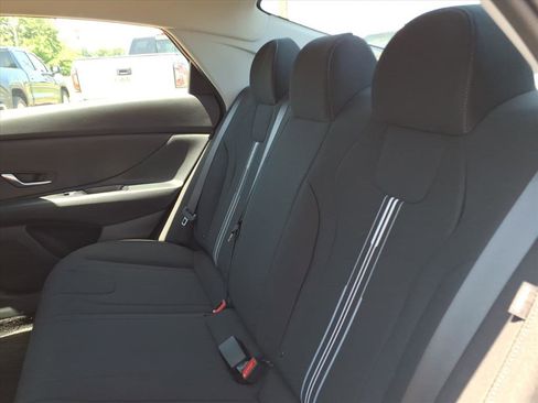 Used 2025 Hyundai Elantra Hybrid FWD image 12