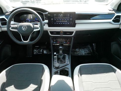 Certified 2025 Volkswagen Taos SE w/ Panoramic Sunroof Package AWD/4WD image 10