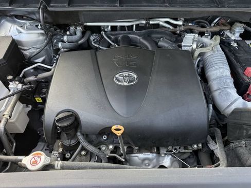 Used 2021 Toyota Highlander XLE FWD image 38