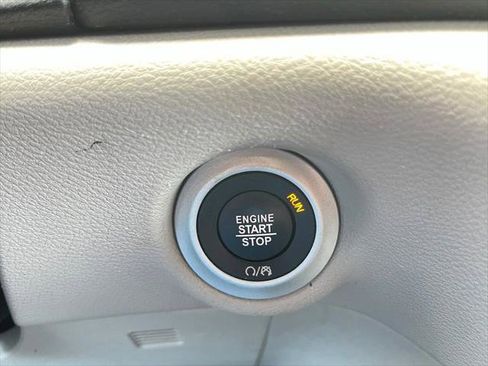 Certified 2023 Chrysler Pacifica Touring-L FWD image 26