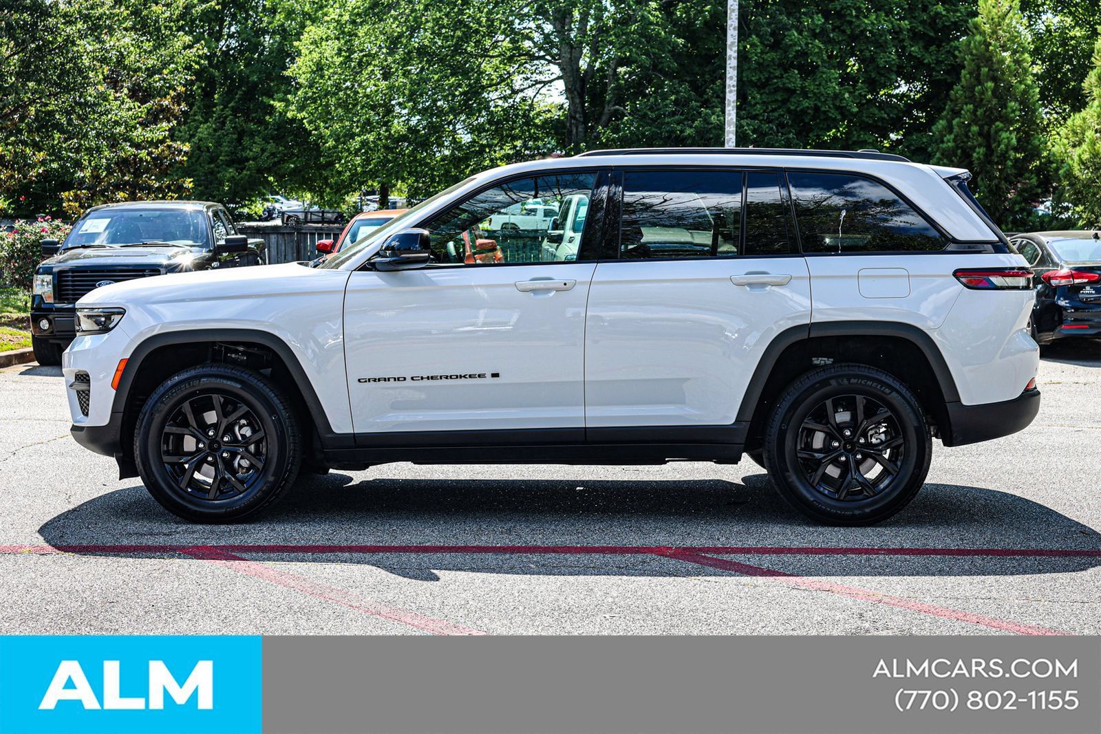 Used 2025 Jeep Grand Cherokee Altitude AWD/4WD image 9