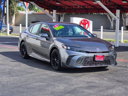 Used 2025 Toyota Camry SE FWD image 3