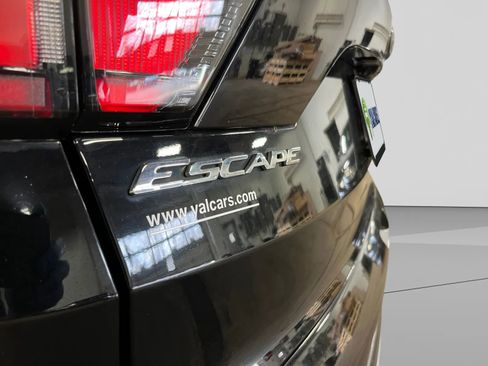 Used 2017 Ford Escape SE w/ SE Leather Comfort Package image 40