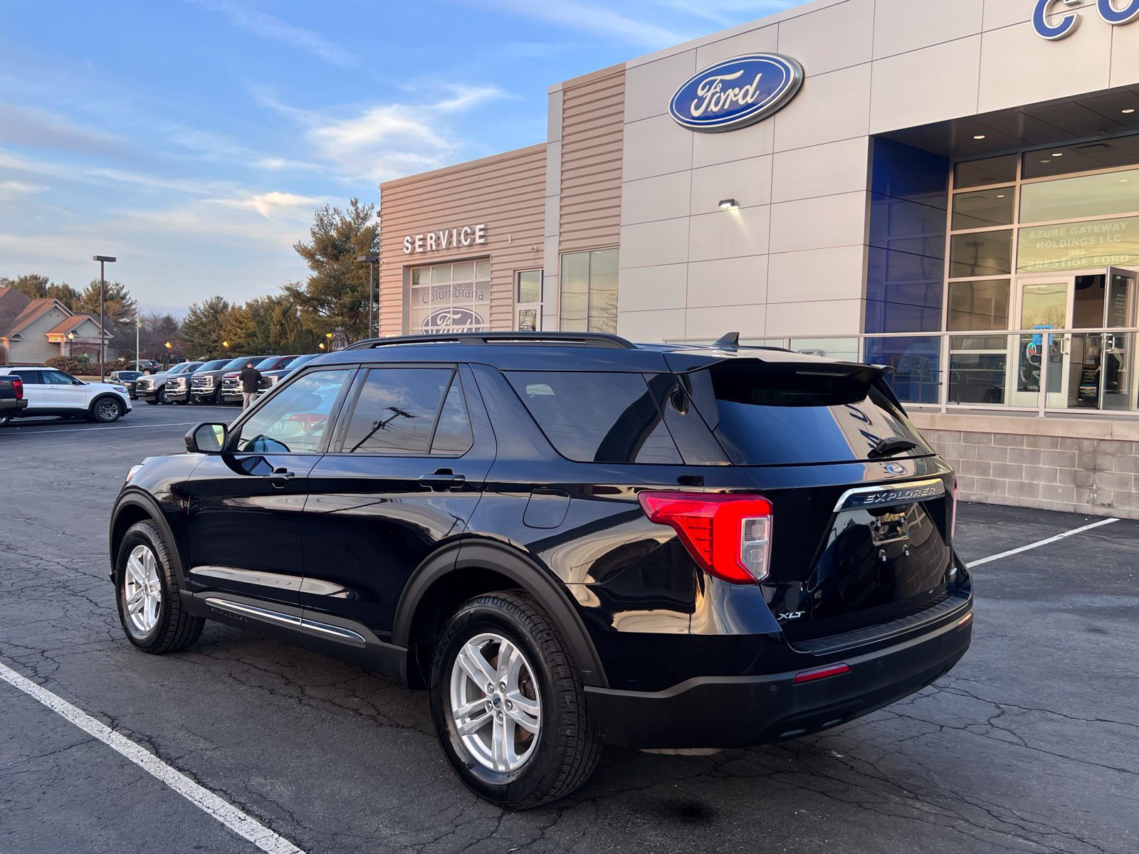 Used 2023 Ford Explorer XLT AWD/4WD image 4