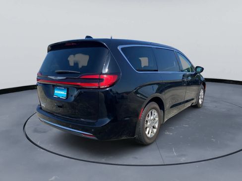 Used 2024 Chrysler Pacifica Touring-L FWD image 6