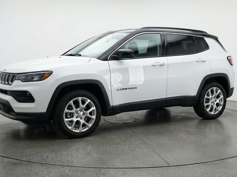Used 2025 Jeep Compass Limited AWD/4WD image 3