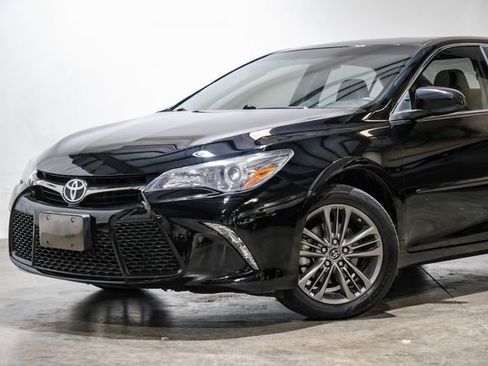 Used 2017 Toyota Camry SE image 6