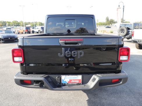 New 2025 Jeep Gladiator Sport image 7