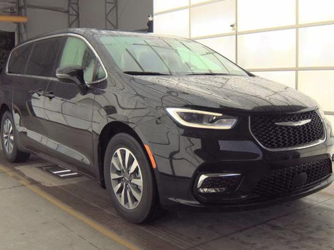 Used 2024 Chrysler Pacifica Limited FWD image 2